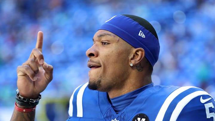 Indianapolis Colts quarterback Anthony Richardson Sr. warms up