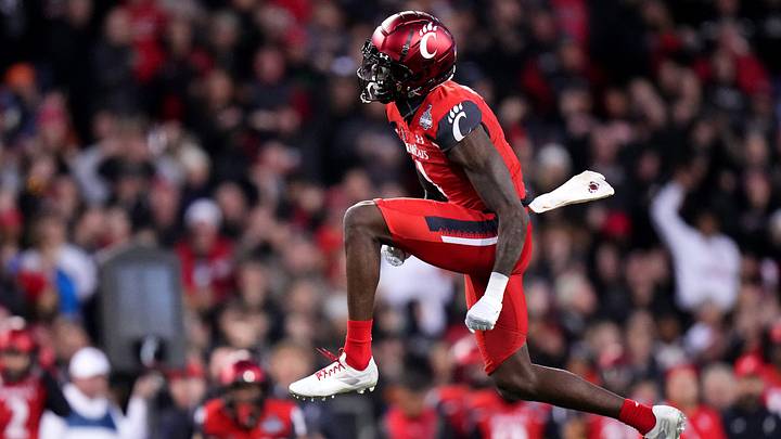 Cincinnati Bearcats cornerback Ahmad Gardner (1) celebrates a sack of Houston Cougars quarterback Clayton Tune (3) in the second quarter during the American Athletic Conference championship football game, Saturday, Dec. 4, 2021, at Nippert Stadium in Cincinnati.

Houston Cougars At Cincinnati Bearcats Aac Championship Dec 4
