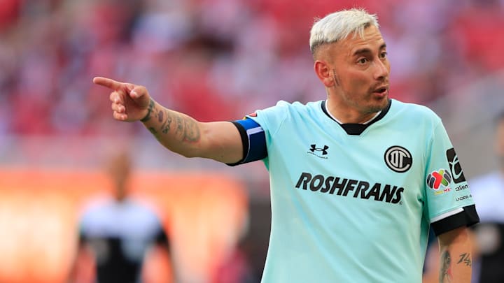 Con la llegada de Ignacio Ambriz al banquillo de Toluca, Rubens Sambueza tiene un pie fuera de la institución. Con la llegada de Ignacio Ambriz al banquillo de Toluca, Rubens Sambueza tiene un pie fuera de la institución.