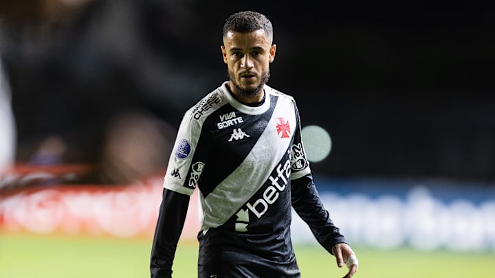 Coutinho tenta rescisão de contrato com o Aston Villa para seguir no Vasco