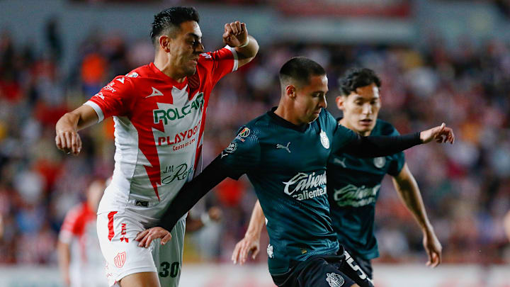 Ricardo Monreal del Necaxa y Mateo Chávez de Chivas durante el Clausura 2025
