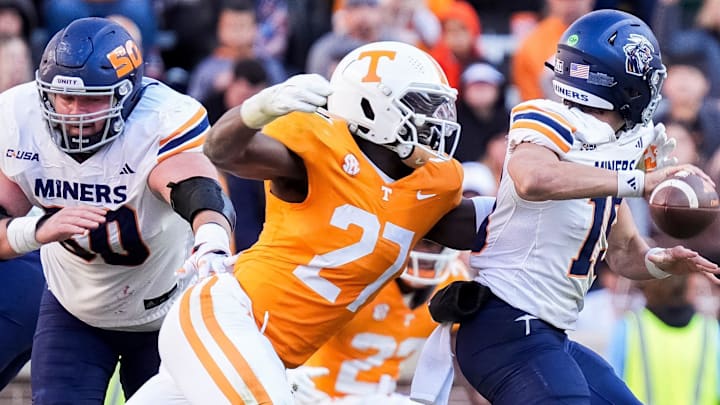 Tennessee defensive lineman James Pearce Jr. sacks UTEP quarterback JP Pickles.