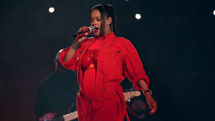 Rihanna dio un show de casi 14 minutos en el Super Bowl y allí confirmó su segundo embarazo