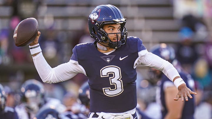 Connecticut Huskies quarterback Nick Evers 