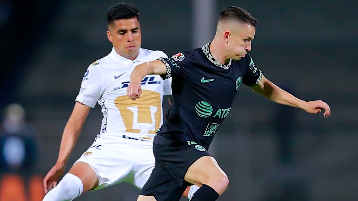Leonel López (Pumas) y el español Álvaro Fidalgo (América) durante el último Clásico Capitalino.