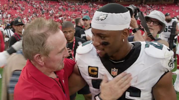 Chiefs defensive coordinator Steve Spagnuolo gave Eagles running back Saquon Barkley his flowers after their matchup.