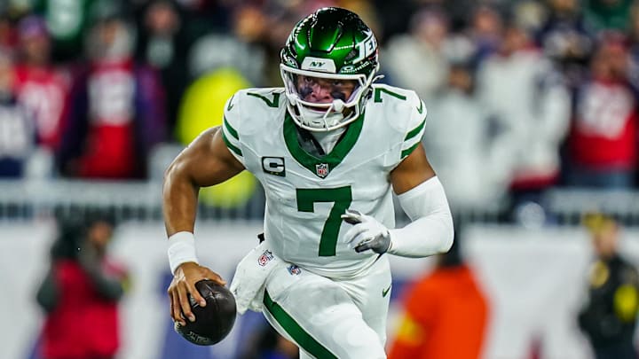 Nov 13, 2025; Foxborough, Massachusetts, USA; New York Jets quarterback Justin Fields (7) runs the ball against the New England Patriots in the first quarter at Gillette Stadium. Mandatory Credit: David Butler II-Imagn Images