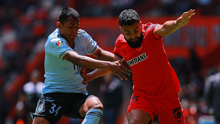 Erick Ávalos (Tigres) y el argentino Alexis Canelo (Toluca) durante el Grita México 2021 de la Liga MX.