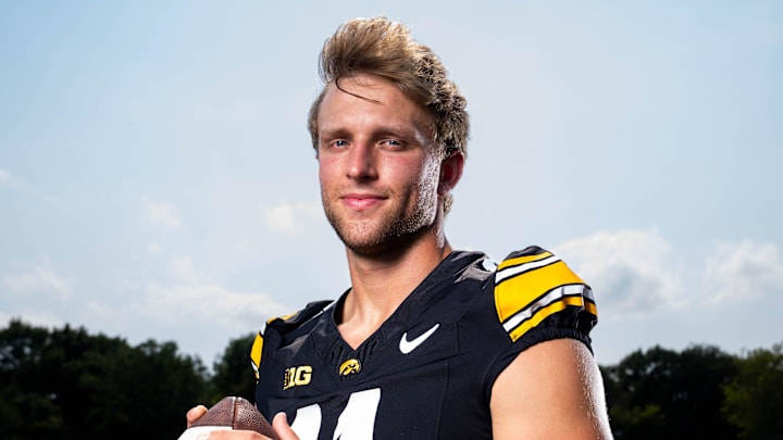 iowa hawkeyes oregon ducks football kinnick stadium dan lanning kirk ferentz big ten conference dante moore Mark Gronowski iowa hawkeyes oregon ducks football kinnick stadium dan lanning kirk ferentz big ten conference dante moore Mark Gronowski