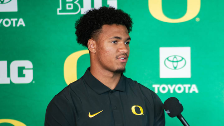 oregon ducks kenyon sadiq tight end nfl draft combine vertical jump 40 yard dash first round dan lanning philadelphia eagles oregon ducks kenyon sadiq tight end nfl draft combine vertical jump 40 yard dash first round dan lanning philadelphia eagles