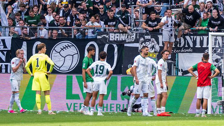 Die Gladbacher Mannschaft nach der Partie vor den Fans
