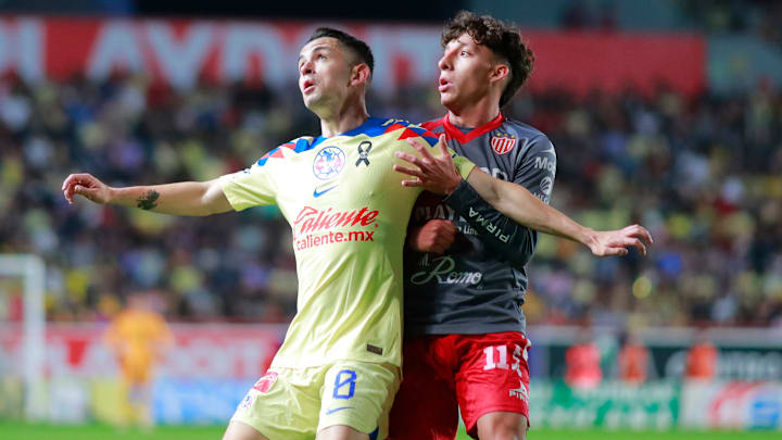 El español Álvaro Fidalgo del América y Heriberto Jurado del Necaxa durante el Clausura 2024