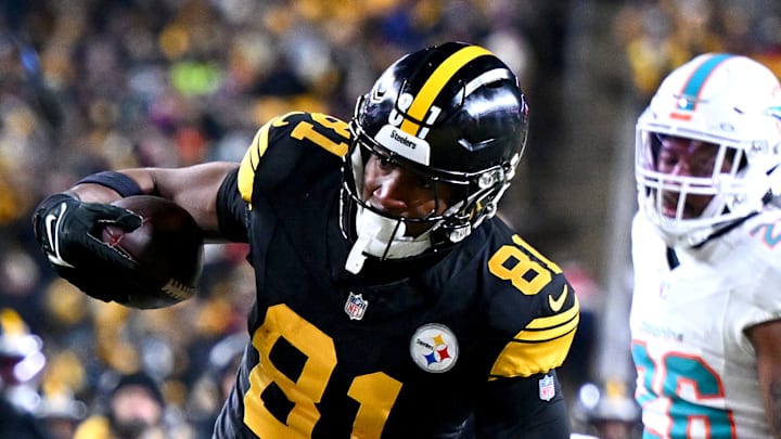 Pittsburgh Steelers tight end Jonnu Smith Pittsburgh Steelers tight end Jonnu Smith