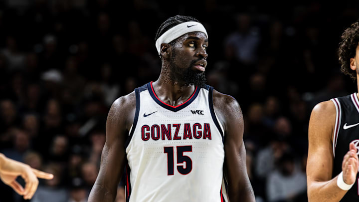 Gonzaga Bulldogs forward Graham Ike (15).