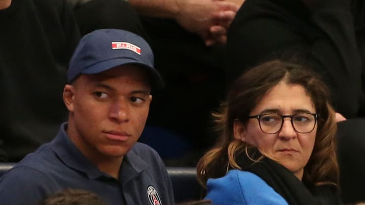 Kylian Mbappé et sa mère, Fayza Lamari, assistent à un match de handball du PSG.