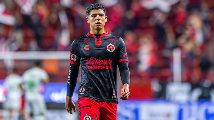 El defensa de Xolos de Tijuana, Víctor Guzmán, es seguido por visores del AC Milán. El defensa de Xolos de Tijuana, Víctor Guzmán, es seguido por visores del AC Milán.