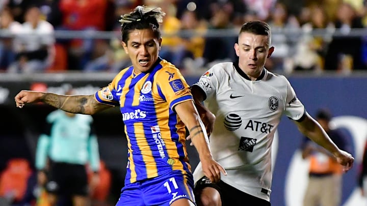 Dieter Villalpando del San Luis y el español Álvaro Fidalgo del América durante la fase regular del torneo.