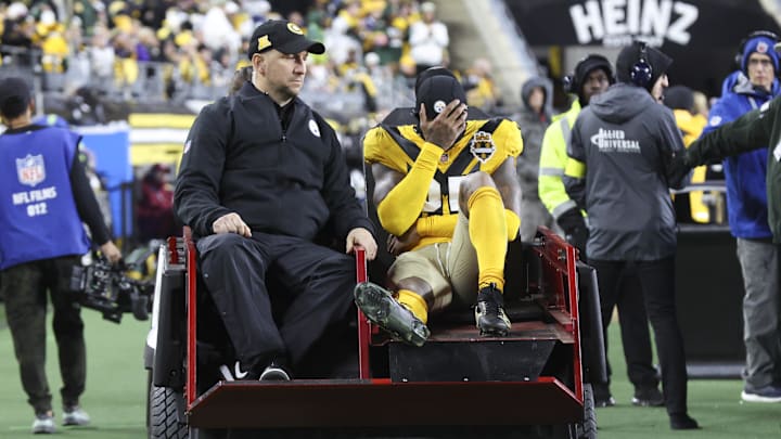 Oct 26, 2025; Pittsburgh, Pennsylvania, USA; Pittsburgh Steelers safety DeShon Elliott (25) is carted off after a third quarter injury against the Green Bay Packers at Acrisure Stadium. Mandatory Credit: Charles LeClaire-Imagn Images Oct 26, 2025; Pittsburgh, Pennsylvania, USA; Pittsburgh Steelers safety DeShon Elliott (25) is carted off after a third quarter injury against the Green Bay Packers at Acrisure Stadium. Mandatory Credit: Charles LeClaire-Imagn Images