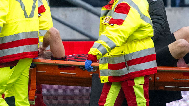 Boris Tomiak musste per Trage vom Feld