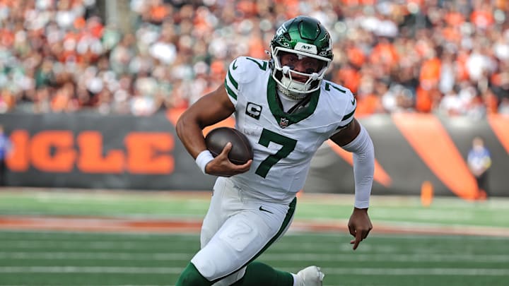Oct 26, 2025; Cincinnati, Ohio, USA; New York Jets quarterback Justin Fields (7) runs with the ball during the fourth quarter against the Cincinnati Bengals at Paycor Stadium. Mandatory Credit: Joseph Maiorana-Imagn Images