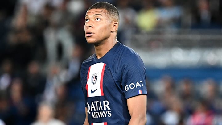 Mbappé se serait brouillé avec Neymar. Mbappé se serait brouillé avec Neymar.