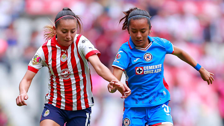 Kristal Soto de Chivas y Edith Carmona de Cruz Azul compiten por el esférico en el duelo de Ida del Estadio Azteca.