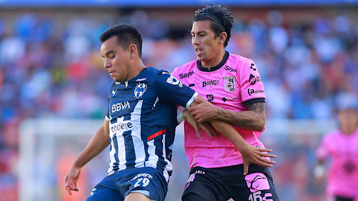 Carlos Rodríguez (Rayados) y Raúl Torres (Querétaro) durante el Guard1anes 2021.