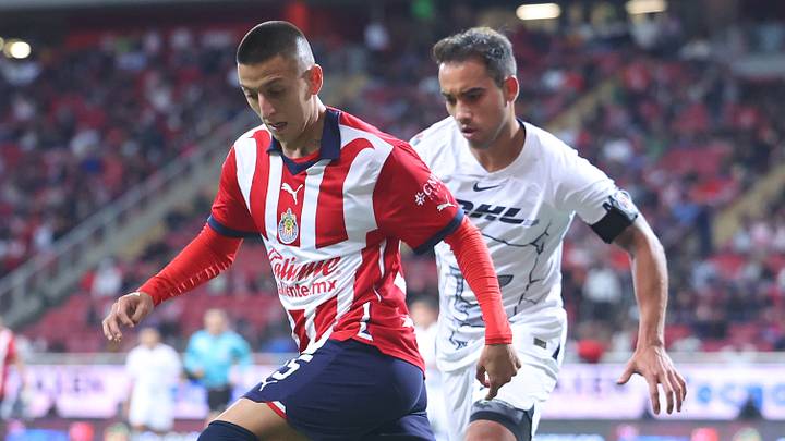 Roberto Alvarado de Chivas y Adrián Aldrete de Pumas durante los cuartos de final de Ida. Roberto Alvarado de Chivas y Adrián Aldrete de Pumas durante los cuartos de final de Ida.