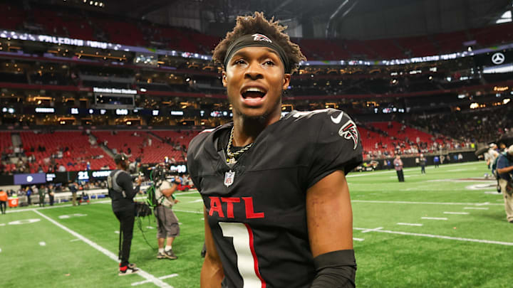 Atlanta Falcons wide receiver Darnell Mooney suffered a shoulder injury on the first day of training camp. Atlanta Falcons wide receiver Darnell Mooney suffered a shoulder injury on the first day of training camp.