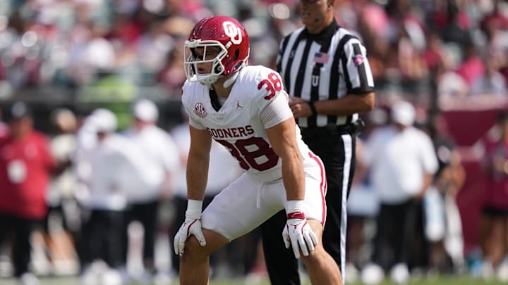 Oklahoma linebacker Owen Heinecke made his first start against Tennessee.