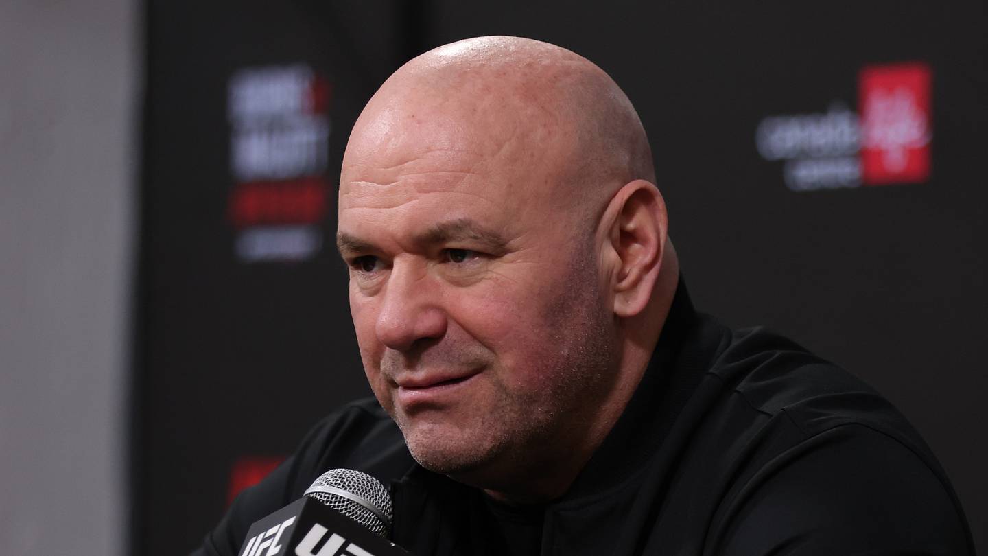 איסלאם מאחאצ'ב בניצחון בקרב UFC עם קהל בפילדלפיה ברקע