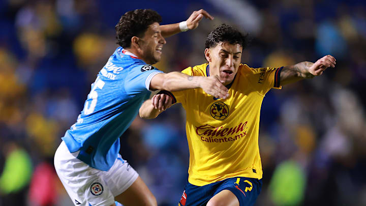 El capitán uruguayo de Cruz Azul, Ignacio Rivero, y el mexicoamericano Alejandro Zendejas del América en los cuartos de Ida de la Concachampions