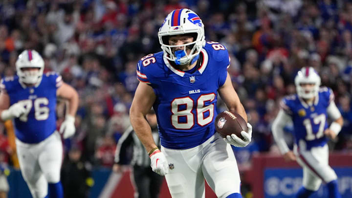 Nov 2, 2025; Orchard Park, New York, USA; Buffalo Bills tight end Dalton Kincaid (86) runs with the ball in the second quarter against the Kansas City Chiefs at Highmark Stadium.