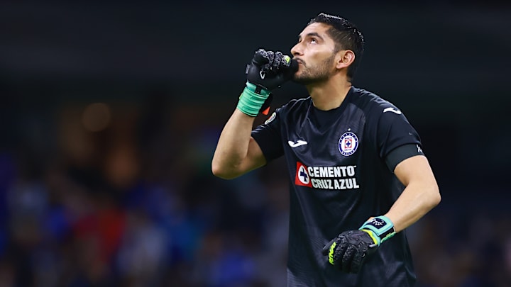 El capitán Jesús Corona celebra la victoria de Cruz Azul. El capitán Jesús Corona celebra la victoria de Cruz Azul.