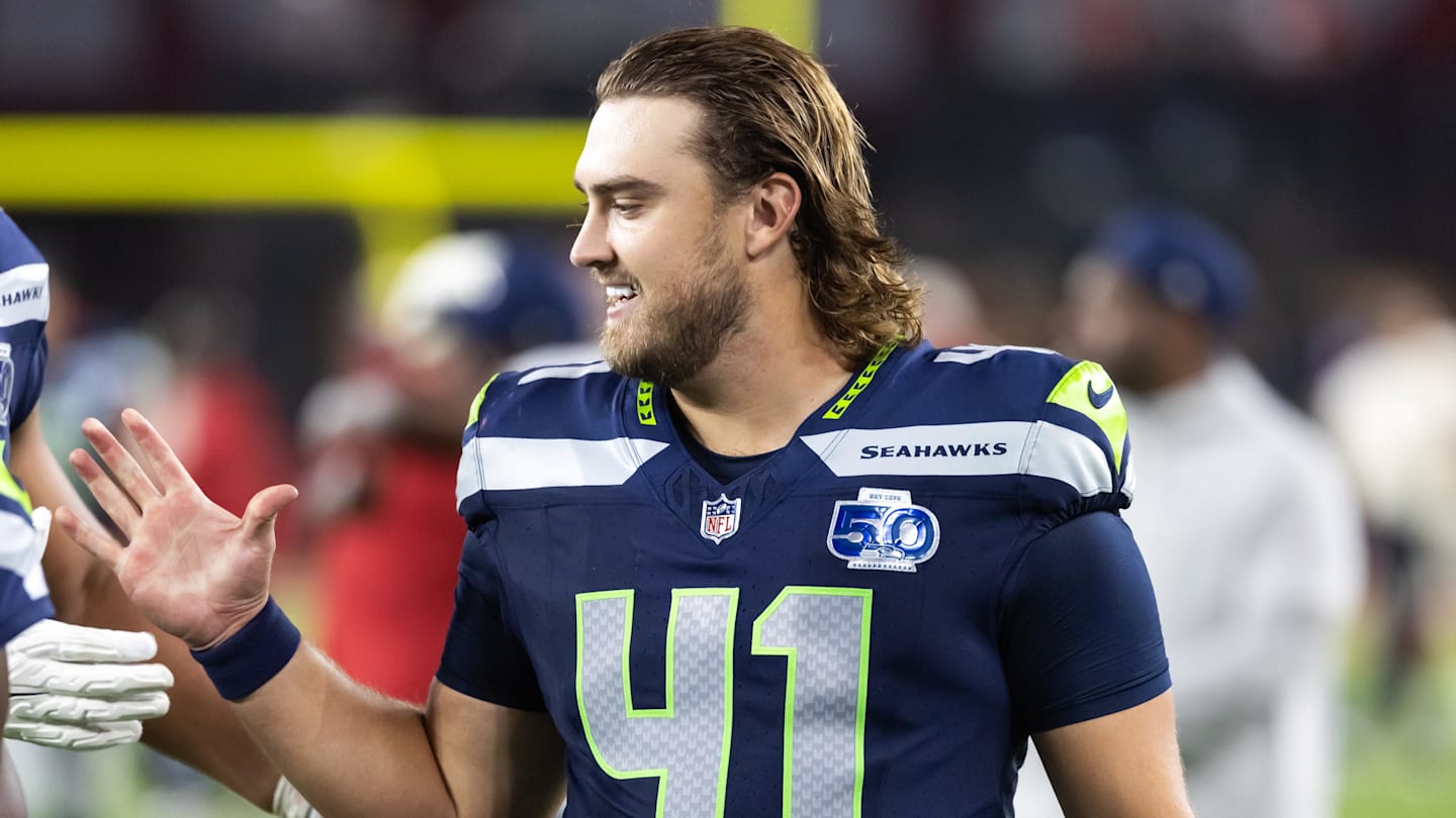 Seahawks Re-Sign Long Snapper Chris Stoll, Secure Key Position