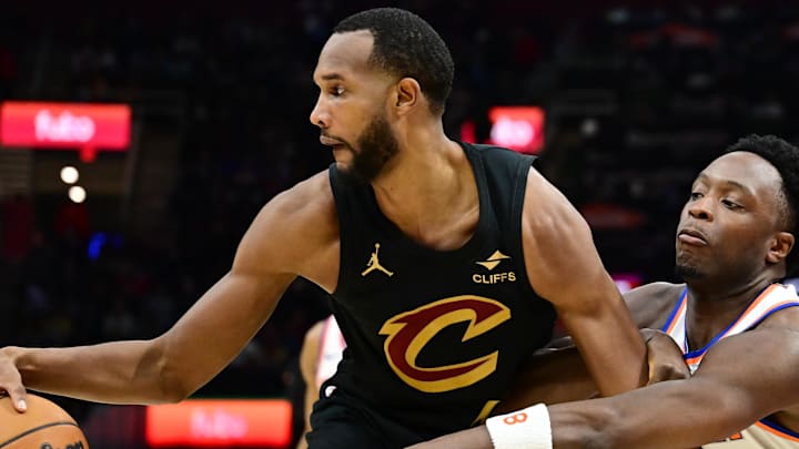 Feb 21, 2025; Cleveland, Ohio, USA; New York Knicks forward OG Anunoby (8) defends Cleveland Cavaliers forward Evan Mobley (4) during the second half at Rocket Arena. Mandatory Credit: Ken Blaze-Imagn Images Feb 21, 2025; Cleveland, Ohio, USA; New York Knicks forward OG Anunoby (8) defends Cleveland Cavaliers forward Evan Mobley (4) during the second half at Rocket Arena. Mandatory Credit: Ken Blaze-Imagn Images