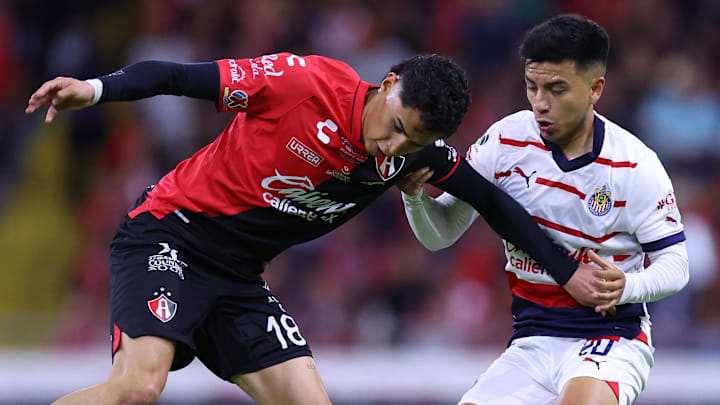 Jérémy Márquez del Atlas y Fernando Beltrán de Chivas durante el Clásico Tapatío del Clausura 2024