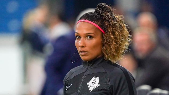 Shona Shukrula, arbitre en deuxième division néerlandaise