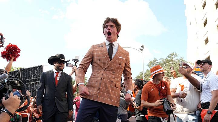 Sep 12, 2026; Austin, Texas, USA; Texas Longhorns quarterback Arch Manning (16) arrives before the game against the Ohio State Buckeyes at Darrell K Royal-Texas Memorial Stadium. Mandatory Credit: Scott Wachter-Imagn Images Sep 12, 2026; Austin, Texas, USA; Texas Longhorns quarterback Arch Manning (16) arrives before the game against the Ohio State Buckeyes at Darrell K Royal-Texas Memorial Stadium. Mandatory Credit: Scott Wachter-Imagn Images