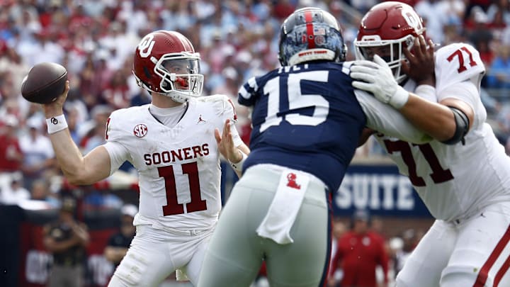 Oklahoma Sooners quarterback Jackson Arnold and offensive tackle Logan Howland (71)
