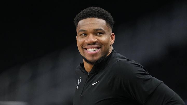 Milwaukee Bucks forward Giannis Antetokounmpo (34).