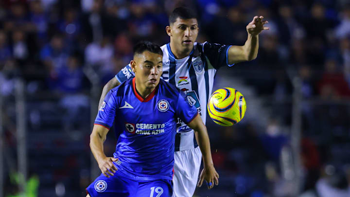 Charly Rodríguez de Cruz Azul y Bryan González de Pachuca durante el Clausura 2024