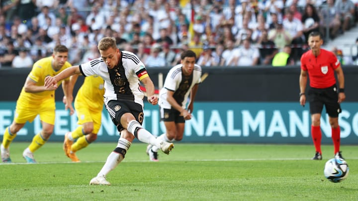 Joshua Kimmich verwandelt den späten Elfmeter