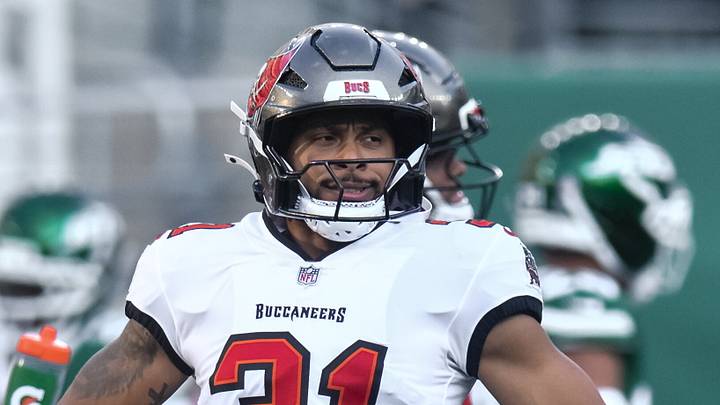 Tampa Bay Buccaneers safety Antoine Winfield Jr. (31) warms up before a game against the New York Giants Tampa Bay Buccaneers safety Antoine Winfield Jr. (31) warms up before a game against the New York Giants