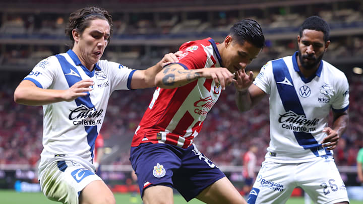Carlos Cisneros de Chivas es marcado por Alberto Herrera y el colombiano Brayan Angulo de Puebla