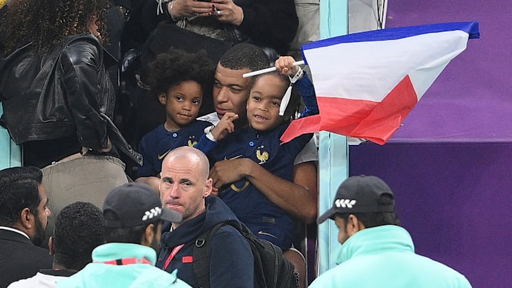 Kylian Mbappé junto a sus sobrinos, quienes son su debilidad