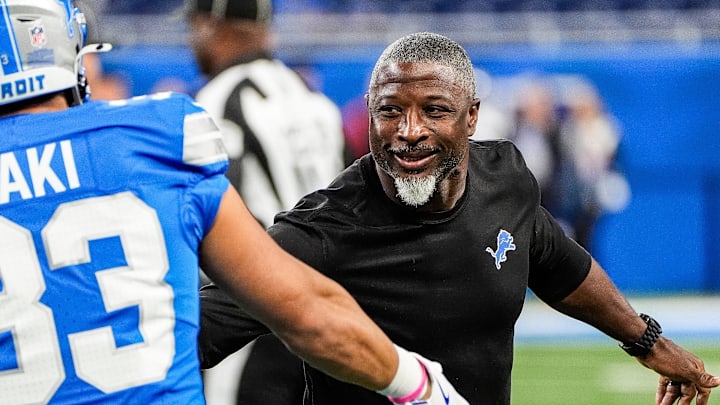 Detroit Lions defensive coordinator Aaron Glenn shakes hands with running back Sione Vaki (33) Detroit Lions defensive coordinator Aaron Glenn shakes hands with running back Sione Vaki (33)