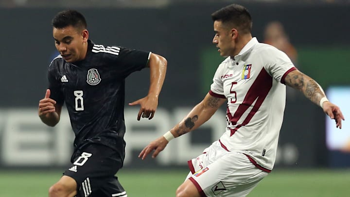 El mexicano Charly Rodríguez y el venezolano Júnior Moreno durante el amistoso del 2019