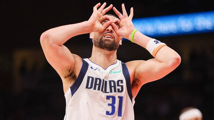 Mar 10, 2026; Atlanta, Georgia, USA; Dallas Mavericks guard Klay Thompson (31) reacts after making a three-point basket against the Atlanta Hawks in the fourth quarter at State Farm Arena. Mandatory Credit: Brett Davis-Imagn Images Mar 10, 2026; Atlanta, Georgia, USA; Dallas Mavericks guard Klay Thompson (31) reacts after making a three-point basket against the Atlanta Hawks in the fourth quarter at State Farm Arena. Mandatory Credit: Brett Davis-Imagn Images