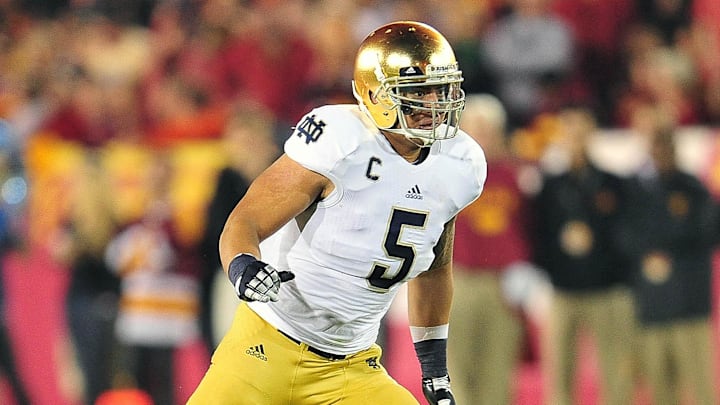 November 24, 2012; Los Angeles, CA, USA; Notre Dame Fighting Irish linebacker Manti Te'o (5) defends against the Southern California Trojans during the second half at the Los Angeles Memorial Coliseum. 